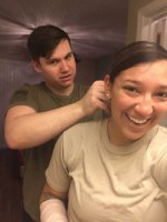 Судя по выражению его лица, он готов её задушить. )))