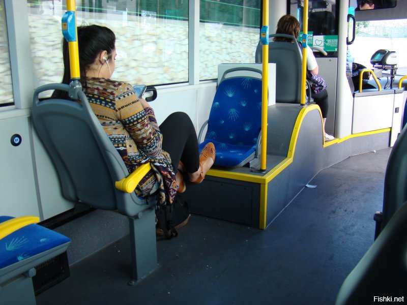 В Израиле в общественном транспорте такая фигня практически на каждом шагу. Причём копыта свои ставят НА СИДЕНЬЯ!