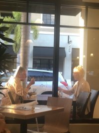 Мужику просто затылок припекло.