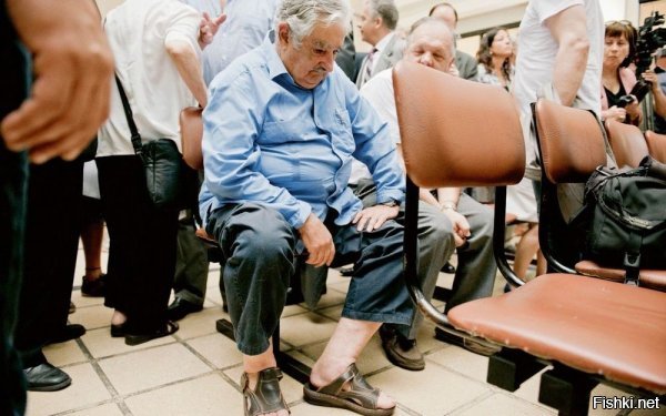 Это президент Уругвая. В очереди в поликлинику сидит.