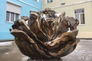 А вот памятник в Волгограде у роддома №7