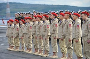 Так то вот юная армия... 
А это хз кто. Возможно кадеты, у них нормальная форма и они делятся на рода войск. В Екатеринбурге, кстати, кадетство очень развито, как и в Краснодаре. К нам в Москву часто привозят кадет из Екатеринбурга на "Парад кадет" 6 мая на Поклонную Гору, краснодарских, кстати не помню, а вот екатеринбургские есть.

А так согласен, посмотришь на юных казаков... а они кто какую какарду дома нашёл, тот такую и нацепил, в армии их клоунами кличут, а их звания отдельная хохма, кстати вывешивался тут пост про казацких атаманов с их званиями на три листа. Юная армия тоже непонятно кто. Кадеты, единственное вразумительное образование детское.