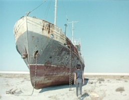 А еще бывает что вода уходит. Вообще мне всегда грустно смотреть на умирающие суда. Бывает залезешь внутрь старого рыбацкого судна, а там все еще пахнет маслом, старые ламповые механизмы, железо и дерево, никакого пластика.