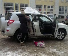 Девушки за рулем иногда делают глупости, а может и нет 