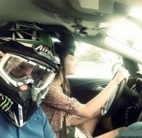 Девушки за рулем иногда делают глупости, а может и нет 