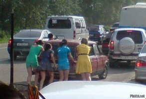 Девушки за рулем иногда делают глупости, а может и нет 