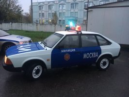 Первые изменения в окраске были подражанием США. На белой машине синие двери и капот. Потом удешевили. Проще на белую машину накрасить/наклеить синюю полосу.