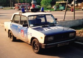 Первые изменения в окраске были подражанием США. На белой машине синие двери и капот. Потом удешевили. Проще на белую машину накрасить/наклеить синюю полосу.