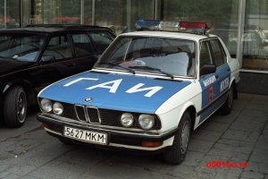 Первые изменения в окраске были подражанием США. На белой машине синие двери и капот. Потом удешевили. Проще на белую машину накрасить/наклеить синюю полосу.