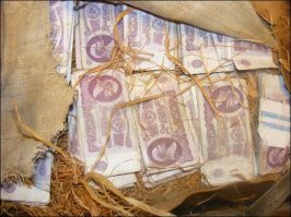 золото это на века, не то что эти деревянные, найденные в старом кресле.