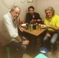 Зашел на кухню, а там батя с друзьями с гаража пришли