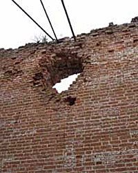 Долго смотрел, пробоины не увидел. 
Пробоины: