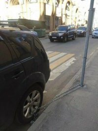 А посередке на цепи карабин?
