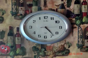 У меня уже несколько лет на кухне висят. Удобно.