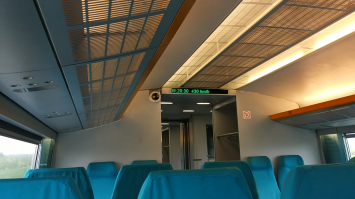 Шанхай... 3 недели назад... Это у них Аэроэкспресс из аэропорта в город... скорость 430КМ\Ч. А тут кто-то потешается над ними...