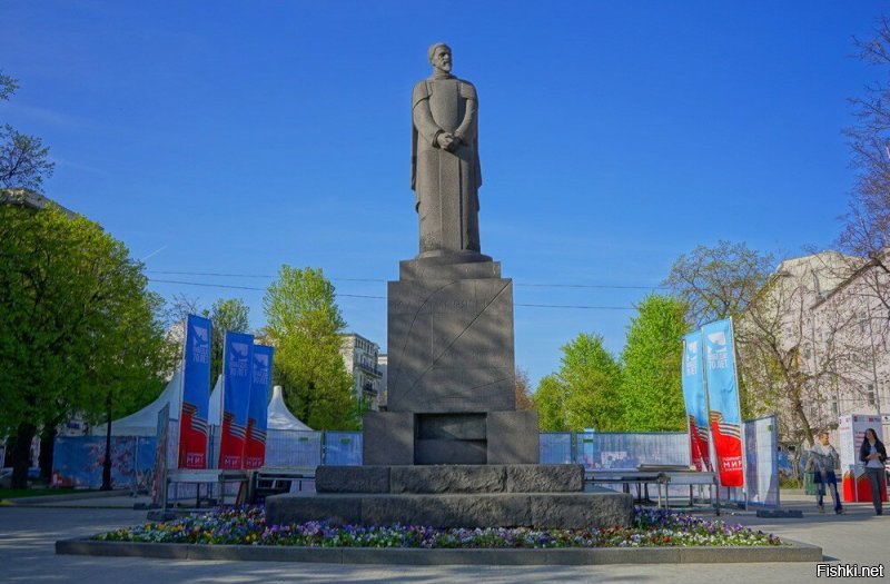 Первый памятник учёному, установленный в Советской России (4 ноября 1923 г). Скульптор С.Д. Меркуров, архитектор Д.И. Осипов.
Тверской бульвар