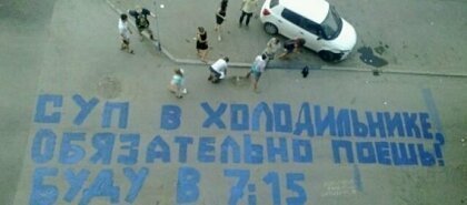 Папа отправил тебя маме,  которая приходит с работы в 7:15.