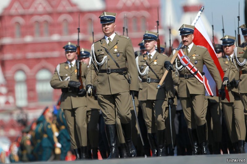 В общем да, но давайте вспомним парад 9 мая 2010 года, посвященный 65-й годовщине. Принимали участие военные из США, Великобритании, Польши и Франции.