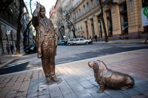В Будапеште стоит замечательный памятник этому киногерою.