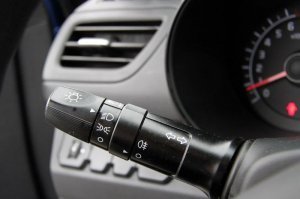 Добавлю для "опытных" автомобилистов.Эта "штука" есть на любом авто и создана для того чтобы обозначить Ваш маневр.