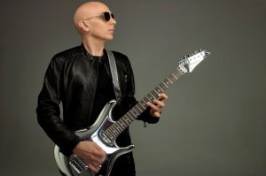 Как по мне так, это Joe Satriani- легендарный гитарист современности