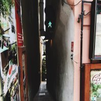 подходишь, нажимаешь кнопку на стене и идешь, с противоположной стороны горит красный, соответственно не столкнешься с другим пешеходом