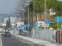 Странный пост, многие картинки вполне объяснимы и логичны, как например узкая улица со светофором. Или вот эта фотка, на которой просто четко обозначены начало и конец зоны для пешеходов и велосипедистов. Начало, конец, переход через проезжкую часть, начало, конец... все логично и понятно