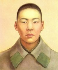 У меня в детстве было много открыток с Героями Советского Союза.
Несколько запомнилось. Начинаю.

Тулебердиев Чолпонбай
Чолпонбай Тулебердиев (13 апреля 1922, Киргизия 6 августа 1942, Воронежская область) красноармеец, Герой Советского Союза.

Один из предшественников Александра Матросова. 6 августа 1942 года закрыл своим телом амбразуру вражеского дзота, обеспечив захват стратегического плацдарма для выполнения наступательной операции 6-й армии Воронежского фронта.

Родился 13 апреля 1922 года в селе Чимгент, ныне названо в его честь Чолпонбай, Таласской области Киргизии в крестьянской семье. Киргиз.
Окончил 7 классов. Работал в колхозе.
В Красной Армии с 1941 года. В действующей армии с декабря 1941 года. Стрелок 636-го стрелкового полка 160-й стрелковой дивизии 6-й армии Воронежского фронта комсомолец красноармеец Тулебердиев Чолпонбай отличился 6 августа 1942 года в бою в районе села Селявное-Второе Лискинского района Воронежской области. Накануне 363-му стрелковому полку была поставлена задача уничтожить огневые точки противника на господствующих высотах близ Селявного-Второго и занять там плацдарм. Операция по подавлению дзотов была поручена добровольцам из 9 роты, в которой служил Чолпонбай.
В ночь на 6 августа команда добровольцев из 11-и бойцов, под сильным пулемётным и миномётным огнём, на лодке переправилась через реку Дон и взобралась по крутому обрыву на меловую гору. Но, находясь на открытой местности, подойти ближе 30 метров к огневой точке противника не смогла. Уничтожить её вызвался Чолпонбай. Ему удалось подползти к дзоту на расстояние 4 5 метров. Будучи раненным в правое плечо и израсходовав весь запас гранат, красноармеец Тулебердиев бросился на амбразуру и закрыл её своим телом, заставив замолчать вражеский пулемёт на несколько секунд. Этого небольшого времени хватило товарищам бойца для уничтожения пулемётного расчёта и последующего захвата стратегического плацдарма.
Представление к званию Героя Советского Союза, заверенное командиром батальона старшим лейтенантом Даниеляном и политруком Коблевым, было написано 10 августа 1942 года. 18 августа 1942 года батальонный комиссар Виктор Асланович Мурадян подробно описал подвиг героя во фронтовой газете «Боевая тревога». В 1952 году Мурадян опубликовал повесть о Чолпонбае Тулебердиеве.
Указом Президиума Верховного Совета СССР от 4 февраля 1943 года красноармейцу Тулебердиеву Чолпонбаю посмертно присвоено звание Героя Советского Союза.
Похоронен с воинскими почестями на месте подвига на вершине Лысой горы у села Селявное-Второе Лискинского района Воронежской области.
(c)Wiki.