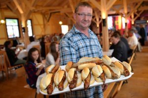 Очень обобщённое мнение. К примеру, по теме, вот настоящие европейские "хот-доги" и то, из чего они состоят: натуральное рубленое мясо со специями, в натуральной же оболочке. И никакого игривого розового в цвете наполнителя от "проамериканских" производителей фаст-фуда.
И это действительно вкусно. Хоть в баварских пивных, хоть в чешской Праге, в ларёчке, в конце Влацлавской площади.