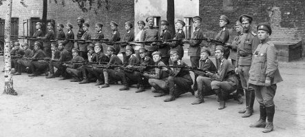 Россия, 1я Мировая война, женский батальон смерти. Одни вооруженные бабы, готовые на все. Эх, найти бы машину времени и стокнуть бы их со Святым отрядом греческих п@дорасов. Интересно, кто бы победил?