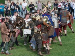 Буквально пару недель назад снова посетили крепость Alba Carolina в румынском городке Alba Iulija - очень понравилось. Её хорошо отреставрировали, проводят различные мероприятия. Будете в Румынии - не проезжайте мимо :) 

На второй фотографии - Festivalul Roman Apulum Revolta, который ежегодно проводят в этой крепости: с синими щитами - ребята из Питера (российский военно-исторический клуб Legio V Macedonica)