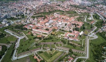 Буквально пару недель назад снова посетили крепость Alba Carolina в румынском городке Alba Iulija - очень понравилось. Её хорошо отреставрировали, проводят различные мероприятия. Будете в Румынии - не проезжайте мимо :) 

На второй фотографии - Festivalul Roman Apulum Revolta, который ежегодно проводят в этой крепости: с синими щитами - ребята из Питера (российский военно-исторический клуб Legio V Macedonica)