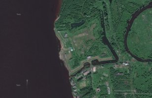 Новодвинская крепость, Архангельск:

Крепость была заложена в 1701 году по личному указанию царя Петра I для защиты Архангельского фарватера в связи с ожидаемым нападением шведов. (Северная война 1700 1721 годов) Автор проекта   немецкий инженер Георг-Эрнест Резе (с середины 90-х годов XVII века на русской службе). Считалась одной из лучших крепостей в России. Крепостные сооружения включали в себя квадратную в плане четырёхбастионную цитадель и ряд так называемых внешних укреплений: фоссебрею, ров, равелин, прикрытый путь, частокол и гласис. Внутри цитадели были отстроены 2 кирпичных (надвратных) здания для размещения коменданта и старших офицеров, 4 пороховых погреба, казармы, склады военной амуниции, башня с флагштоком для поднятия крепостного флага. На центральном плацу располагалась деревянная церковь во имя св. Петра и Павла.

Летом 1701 года у только что начатой строительством крепости огнём береговых батарей был разгромлен авангард шведской эскадры, направлявшейся для нападения на Архангельск. При этом были захвачены 2 шведских корабля с полным вооружением и амуницией   первые военные трофеи в Северной войне. Во многом этой победе способствовали самоотверженные действия двух поморов   Ивана Рябова (Седунова) и Дмитрия Попова, которые, будучи захваченными в плен несколькими днями ранее и принуждённые шведами под страхом смерти быть проводниками, ввели в заблуждение капитана головного корабля авангарда, в результате чего два шведских корабля оказались на мели, прямо напротив береговых батарей.

История изложена в фильме "Россия молодая"

Еще в те года наши предки - Поморы за эту страну бились! А теперь нас столица планирует завалить своим мусором!