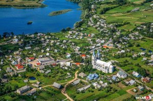 Вы там в России как в зоне живете, профнастил вместо забора 2х метровый, я из РБ, у нас заборов в деревнях либо вообще нет либо по колено ...
