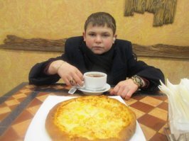 Кажется, паренек забыл в пиджаке вешалку, когда одевал.