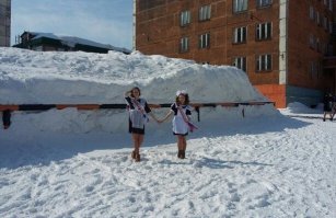 У них хоть на последнем звонке погода ясная. А у меня на выпускном вечере пурга была 30 м. секунду и невидно не хрена.