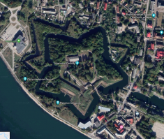 У меня вообще в голове не укладывается КАК могут быть такие версии, что изложены в начале статьи!
КАК они могли появиться??? Я не самая прилежная ученица, но чётко помню как ещё в учебнике по истории класса шестого кратко, но понятно пояснено, что на заре эпохи Возрождения, когда стали развиваться науки и в следствии этого совершенствоваться оружие, изменялись и оборонительные сооружения. Они как раз и приняли форму угловатых бастионов для отражения нападения и стены стали более низкие и широкие для более тяжёлых оборонительных орудий. Была даже схема как именно располагались поля обстрела нападающих и обороняющихся. Это же какой должен быть воспалённый мозг, чтобы в него пришли такие уё..щные теории???
Я родилась в Калининграде, бывшем Кёнигсберге. Мой дед штурмовал форт №10. Весь Кёнигсберг был окружён фортами именно такого типа. Многие из них сохранились и даже частично восстановлены. На последних двух фото крепость Пиллау. Ныне город Балтийск. В посте она представлена на заглавном фото слева (с осенними деревьями). Используется и сейчас. Мой отец работал в километре от неё и не раз бывал в ней по делам работы. Она тогда была военным объектом и вход гражданским был закрыт.