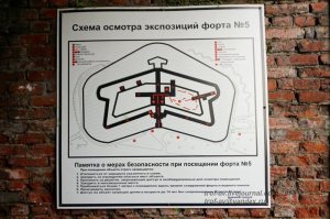У меня вообще в голове не укладывается КАК могут быть такие версии, что изложены в начале статьи!
КАК они могли появиться??? Я не самая прилежная ученица, но чётко помню как ещё в учебнике по истории класса шестого кратко, но понятно пояснено, что на заре эпохи Возрождения, когда стали развиваться науки и в следствии этого совершенствоваться оружие, изменялись и оборонительные сооружения. Они как раз и приняли форму угловатых бастионов для отражения нападения и стены стали более низкие и широкие для более тяжёлых оборонительных орудий. Была даже схема как именно располагались поля обстрела нападающих и обороняющихся. Это же какой должен быть воспалённый мозг, чтобы в него пришли такие уё..щные теории???
Я родилась в Калининграде, бывшем Кёнигсберге. Мой дед штурмовал форт №10. Весь Кёнигсберг был окружён фортами именно такого типа. Многие из них сохранились и даже частично восстановлены. На последних двух фото крепость Пиллау. Ныне город Балтийск. В посте она представлена на заглавном фото слева (с осенними деревьями). Используется и сейчас. Мой отец работал в километре от неё и не раз бывал в ней по делам работы. Она тогда была военным объектом и вход гражданским был закрыт.