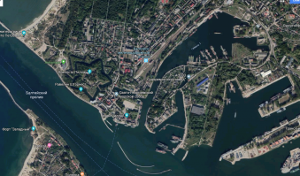 У меня вообще в голове не укладывается КАК могут быть такие версии, что изложены в начале статьи!
КАК они могли появиться??? Я не самая прилежная ученица, но чётко помню как ещё в учебнике по истории класса шестого кратко, но понятно пояснено, что на заре эпохи Возрождения, когда стали развиваться науки и в следствии этого совершенствоваться оружие, изменялись и оборонительные сооружения. Они как раз и приняли форму угловатых бастионов для отражения нападения и стены стали более низкие и широкие для более тяжёлых оборонительных орудий. Была даже схема как именно располагались поля обстрела нападающих и обороняющихся. Это же какой должен быть воспалённый мозг, чтобы в него пришли такие уё..щные теории???
Я родилась в Калининграде, бывшем Кёнигсберге. Мой дед штурмовал форт №10. Весь Кёнигсберг был окружён фортами именно такого типа. Многие из них сохранились и даже частично восстановлены. На последних двух фото крепость Пиллау. Ныне город Балтийск. В посте она представлена на заглавном фото слева (с осенними деревьями). Используется и сейчас. Мой отец работал в километре от неё и не раз бывал в ней по делам работы. Она тогда была военным объектом и вход гражданским был закрыт.