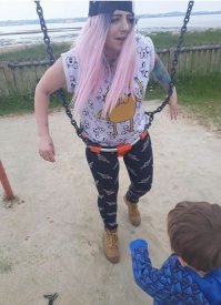 Ребёнок такой же как мама, уже куда то руку успел засунуть.