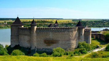 Хотин (Украина) - средневековая Англия: "Стрелы Робин Гуда", "Баллада о доблестном рыцаре Айвенго", "Чёрная стрела". Средневековая Франция: "Приключения Квентина Дорварда - стрелка королевской гвардии", "Ларец Марии Медичи" (тут не уверен).