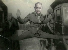 Блин, не знал, что она в стройбате служила, пока фотки из её дембельского в сеть не слили..