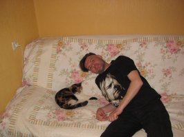 От моей Мурки тоже много пользы. 
1. Она приносит мне еду - мышек и птичек.
2. Она следит за режимом дня и будит меня в 7 утра, чтобы я не опоздал на работу.
3. Она переворачивает мусорное ведро, чтобы я сделал уборку на кухне.
4. Она всегда проверяет - нет ли где протечки в сантехнике.
5. Она прогнала тараканов из квартиры (хотя соседи от этих тварей матом орут - дом такой).
6. С Муркой можно весело поиграться. 
7. Она мурчит, как маленький трактор.
8. Она позитивная кошка.