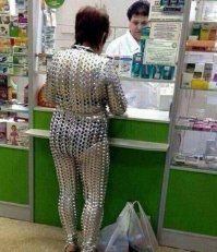 Интересно, что покупает эта дама в аптеке?