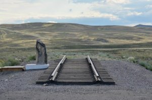 Э нет. Они сначала запустили на полную мощность межконтинентальные перелеты. Конкорд изначально шел как развлечение для богатых и экономии времени.Вот это за 2011 год
 А у нас в принципе не строят ни каких путей ни быстрых ни медленных.
"Как сообщили корреспонденту The Moscow Post в пресс-службе Правительства Российской Федерации, В.В.Путин, прибывший с рабочей поездкой в Республику Тыва, принял участие в церемонии закладки железнодорожной линии Кызыл–Курагино.
Премьер забил серебряный костыль в первое звено железнодорожной трассы, тем самым дав старт строительству более чем 400-километровой магистрали Кызыл–Курагино. После этого глава Правительства открыл памятный камень, заложенный в честь начала строительства, и пообщался с рабочими. «Работа вам предстоит большая, года на четыре уж точно», – сказал В.В.Путин, пожелав строителям успехов.

Перед церемонией начала строительства президент Енисейской промышленной компании (ЕПК) Р.С.Байсаров представил главе Правительства проект железной дороги. Предприниматель рассказал, что строительство магистрали Кызыл–Курагино позволит создать около 15 тыс. рабочих мест, а также увеличит налоговые поступления в федеральный бюджет от ЕПК до 13 млрд рублей. По словам Р.С.Байсарова, в процессе строительства придётся возвести порядка 170 мостов и тоннелей, поэтому проект весьма дорогостоящий. Общий объём инвестиций в проект составит 136 млрд рублей, большую часть из них (85,7 млрд рублей) вложит ЕПК. «49 из них выделит государство», – добавил В.В.Путин. "
Экономически оправданно со всех сторон.
Смотрим что сейчас там