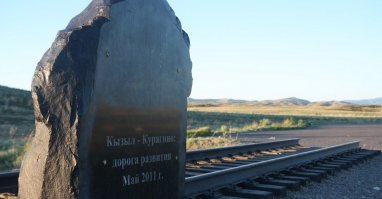Э нет. Они сначала запустили на полную мощность межконтинентальные перелеты. Конкорд изначально шел как развлечение для богатых и экономии времени.Вот это за 2011 год
 А у нас в принципе не строят ни каких путей ни быстрых ни медленных.
"Как сообщили корреспонденту The Moscow Post в пресс-службе Правительства Российской Федерации, В.В.Путин, прибывший с рабочей поездкой в Республику Тыва, принял участие в церемонии закладки железнодорожной линии Кызыл–Курагино.
Премьер забил серебряный костыль в первое звено железнодорожной трассы, тем самым дав старт строительству более чем 400-километровой магистрали Кызыл–Курагино. После этого глава Правительства открыл памятный камень, заложенный в честь начала строительства, и пообщался с рабочими. «Работа вам предстоит большая, года на четыре уж точно», – сказал В.В.Путин, пожелав строителям успехов.

Перед церемонией начала строительства президент Енисейской промышленной компании (ЕПК) Р.С.Байсаров представил главе Правительства проект железной дороги. Предприниматель рассказал, что строительство магистрали Кызыл–Курагино позволит создать около 15 тыс. рабочих мест, а также увеличит налоговые поступления в федеральный бюджет от ЕПК до 13 млрд рублей. По словам Р.С.Байсарова, в процессе строительства придётся возвести порядка 170 мостов и тоннелей, поэтому проект весьма дорогостоящий. Общий объём инвестиций в проект составит 136 млрд рублей, большую часть из них (85,7 млрд рублей) вложит ЕПК. «49 из них выделит государство», – добавил В.В.Путин. "
Экономически оправданно со всех сторон.
Смотрим что сейчас там
