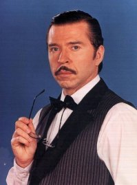 17 октября 2011 года Освальдо Гиди нашли повешенным в актерской школе, где он преподавал. Ученики этой школы были в полном шоке от содеянного. Всё, что удалось обнаружить из причин такого поступка - так это пост в Фейсбуке, который был опубликован Освальдо за день до трагедии.
В нем он так и написал: "Я слишком стар, чтобы искать удачу в другой стране..."