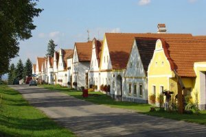 Только вчера вернулся с Праги. 
Не сказать,  что я в диком восторге от города.  Съездил в Вену,  в Дрезден.  
Ну а бол ше меня завораживают пригороды Праги. 
Чешский Крумлов,  мост Бастай в Германии,  деревня Голощовице.  Именно деревня