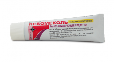 Воду солёную на рану?! 
Ещё перчиком, ...ять, посыпал бы и в духовку засунул! 
И сам дурак, и других дураков ещё научит над животными издеваться.
Есть специальные препараты, способствующие заживлению и дезинфекции глубоких ран.
После первичной обработки можно использовать ту же мазь Левомеколь. А чтобы животинка не вылизывалась, закрывать рану бинтом и усиливать сверху бинта пластырем (клеить по бинту, а не к шерсти), чтобы повязку нельзя было снять животному самостоятельно.