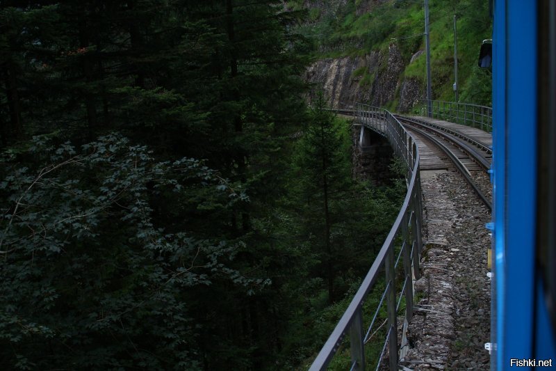 Катался в Швейцарии в поездах, "ползающих" по горам. Немножко поснимал...